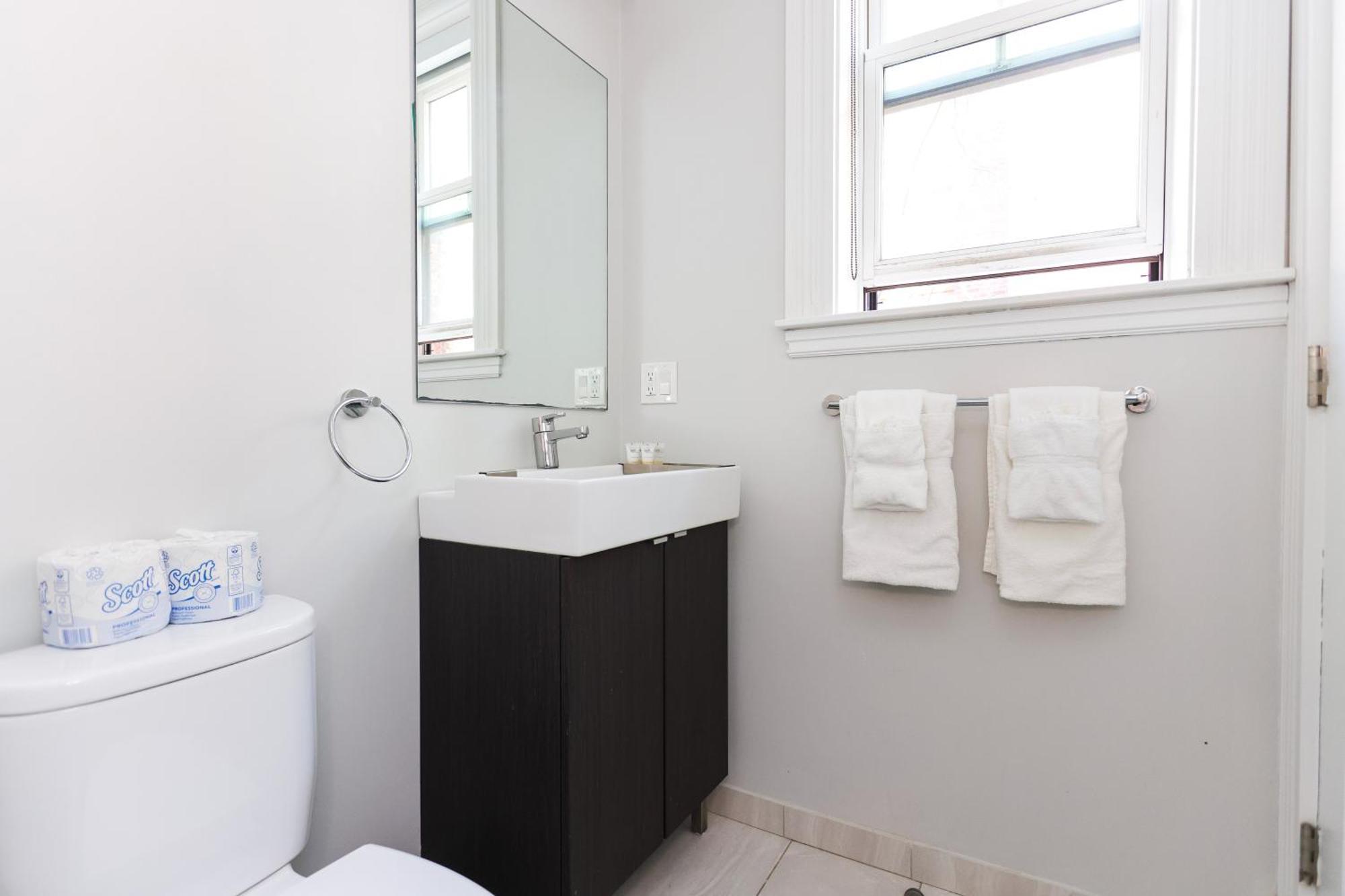 A Stylish Stay W/ A Queen Bed, Heated Floors.. #36 Brookline Eksteriør billede