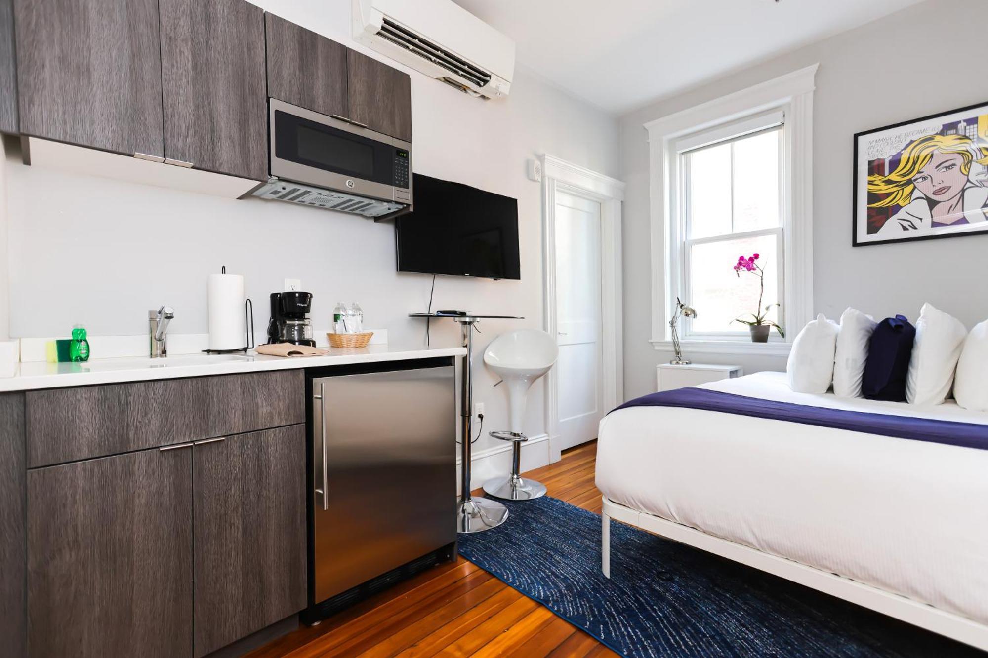 A Stylish Stay W/ A Queen Bed, Heated Floors.. #36 Brookline Eksteriør billede